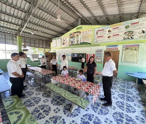 การลงพื้นที่ติดตาม ตรวจสอบ และประเมินผลการดำเนินงานโครงการอุดหนุนอาหารกลางวัน และมอบสัญลักษณ์ "ห้ามสูบบุหรี่" โรงเรียนบ้านหนองไม้ตายหนองซองแมว